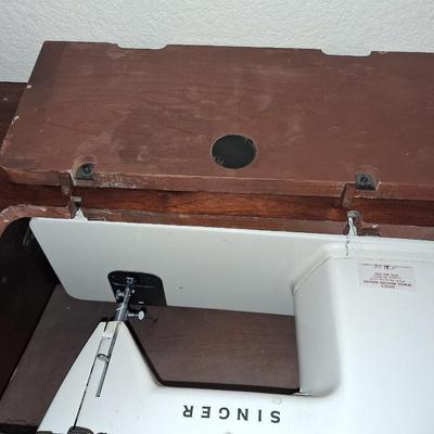 SINGER ZIG ZAG SEWING MACHINE IN A VERY NICE CABINET