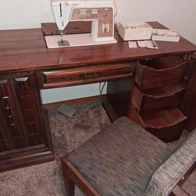 SINGER ZIG ZAG SEWING MACHINE IN A VERY NICE CABINET