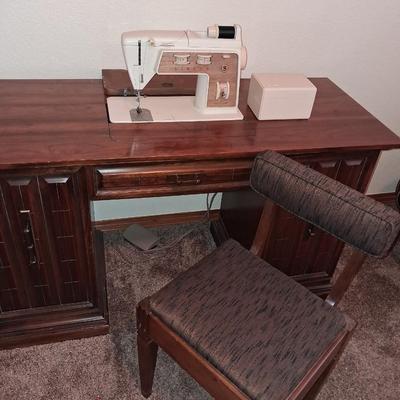 SINGER ZIG ZAG SEWING MACHINE IN A VERY NICE CABINET