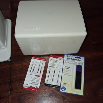 SINGER ZIG ZAG SEWING MACHINE IN A VERY NICE CABINET