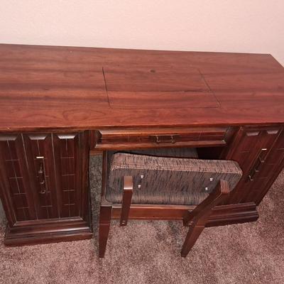 SINGER ZIG ZAG SEWING MACHINE IN A VERY NICE CABINET