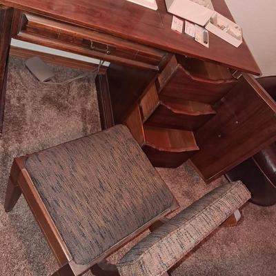 SINGER ZIG ZAG SEWING MACHINE IN A VERY NICE CABINET