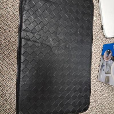 10X MAGNETIZING MAKEUP MIRROR, WEIGHT SCALE AND FATIGUE MAT