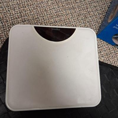 10X MAGNETIZING MAKEUP MIRROR, WEIGHT SCALE AND FATIGUE MAT