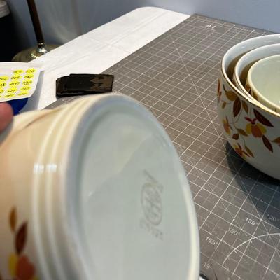 5 Pieces of Autum Leaf Mixing Bowls and Lidded Vegetable (No lid though) 