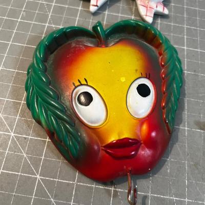 2 LEFTON Wall Pockets & 2 Plaster Fruit Hooks 