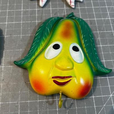 2 LEFTON Wall Pockets & 2 Plaster Fruit Hooks 