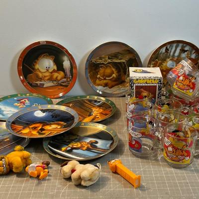 UNBELIEVABLE LOT OF GARFIELD! 