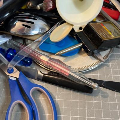 Large Lot of Vintage Kitchen Utensils. 