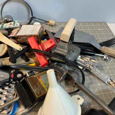 Large Lot of Vintage Kitchen Utensils. 