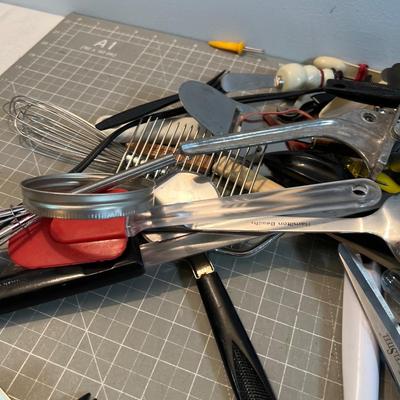 Large Lot of Vintage Kitchen Utensils. 