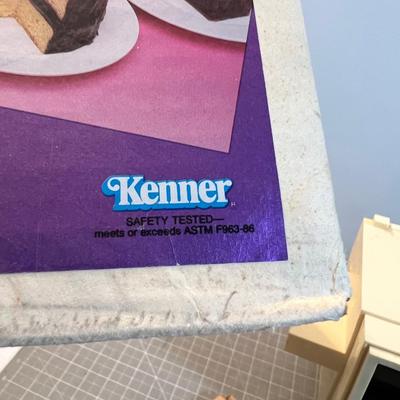 VINTAGE Easy Bake Oven 1980's Version. 