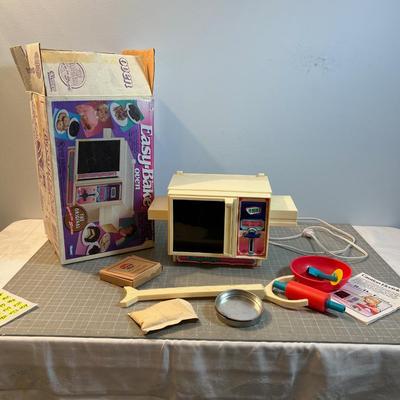 VINTAGE Easy Bake Oven 1980's Version. 