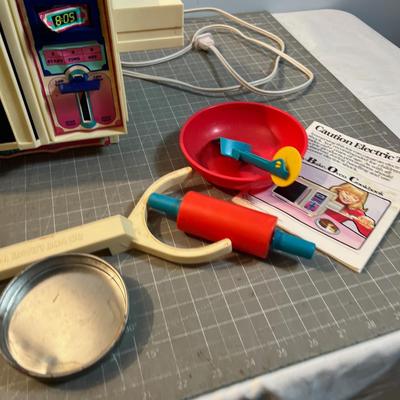 VINTAGE Easy Bake Oven 1980's Version. 