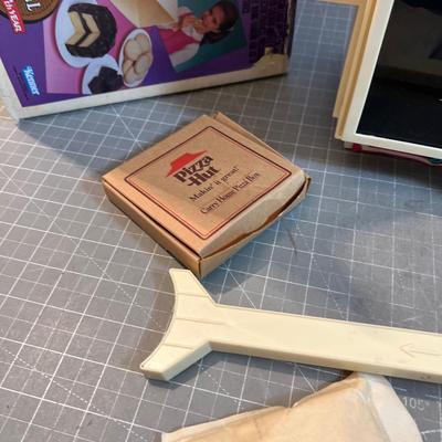 VINTAGE Easy Bake Oven 1980's Version. 