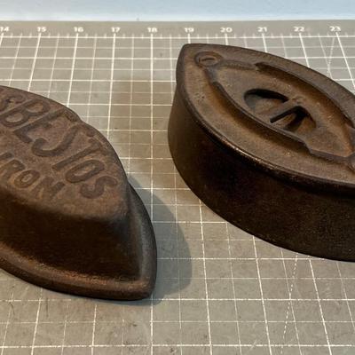 2 Antique Irons, Iron 