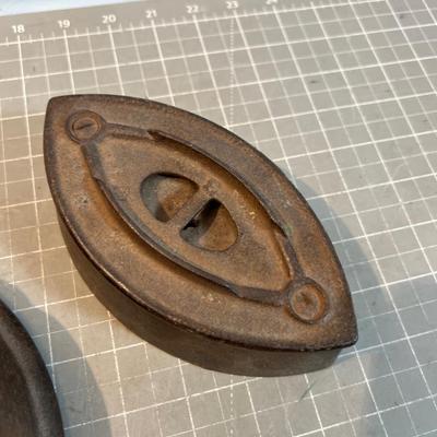 2 Antique Irons, Iron 
