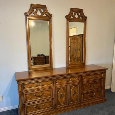 Dresser Hollywood Regency 9 Drawer with 2 Mirrors included.