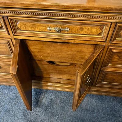 Dresser Hollywood Regency 9 Drawer with 2 Mirrors included.