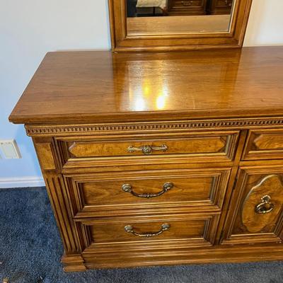 Dresser Hollywood Regency 9 Drawer with 2 Mirrors included.