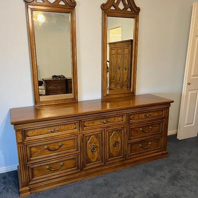 Dresser Hollywood Regency 9 Drawer with 2 Mirrors included.