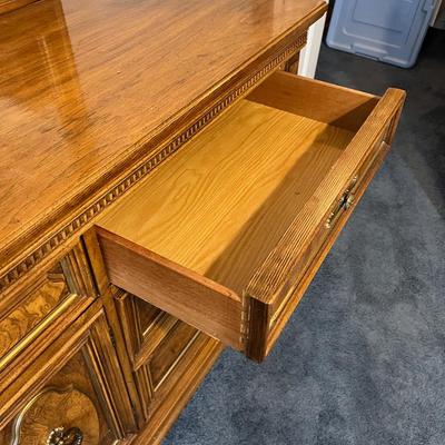 Dresser Hollywood Regency 9 Drawer with 2 Mirrors included.