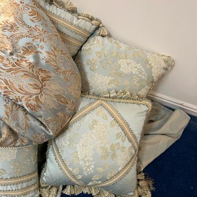 Basement:  a Queen Size Comforter, Skirt and 4 Pillows 