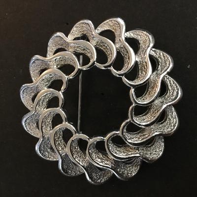 Vintage Sarah Coventry brushed silver toned brooch excellent condition