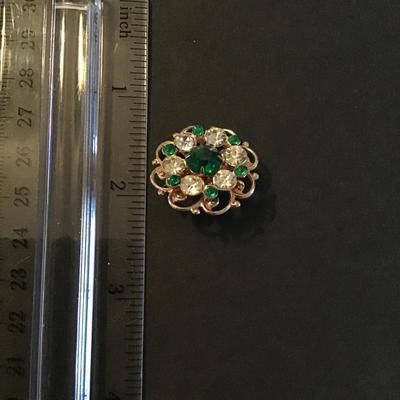 Beautiful Vintage Gold Tone Brooch with emerald green and clear rhinestones