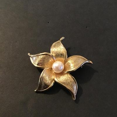 Gorgeous vintage Sarah Coventry faux pearl gold tone flower brooch