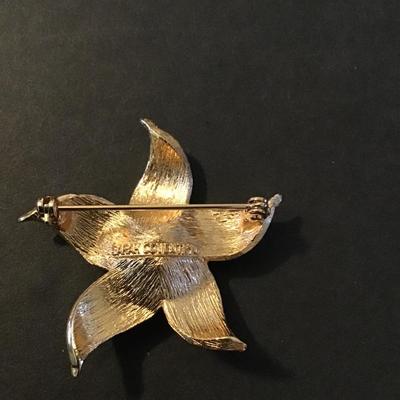 Gorgeous vintage Sarah Coventry faux pearl gold tone flower brooch