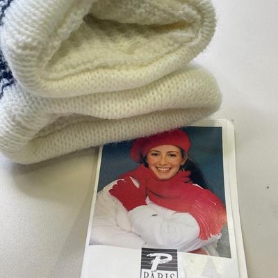 Paris knits gloves with tag