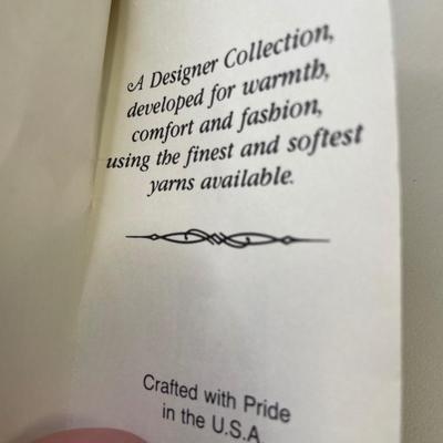 Paris knits gloves with tag