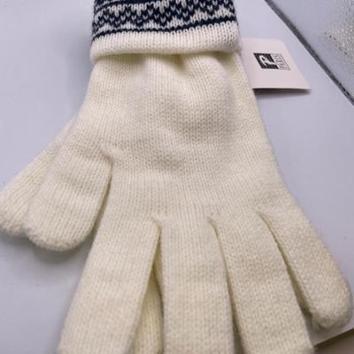 Paris knits gloves with tag