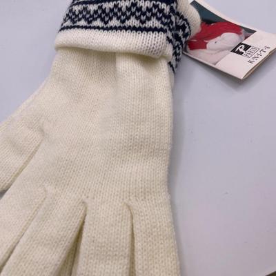 Paris knits gloves with tag