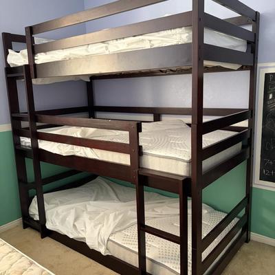 Triple level bunkbeds
