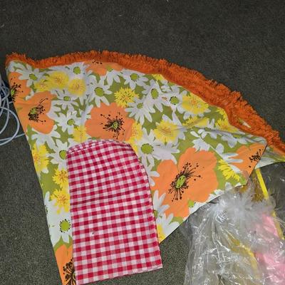 2 aprons 1 table cloth 2 napkins