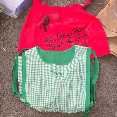 2 aprons 1 table cloth 2 napkins