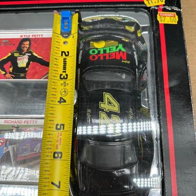 NASCAR Super Collector Set – Kyle Petty #42 & Richard Petty #43 – Racing Champions (1992)