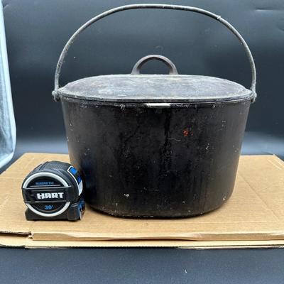 Antique Cast Iron Dutch Oven w/ Bail Handle & Lid – Campfire Cookware – Primitive