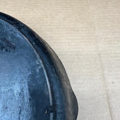 LARGE Antique Unmarked #12 Cast Iron Skillet