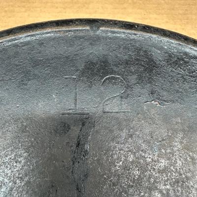 LARGE Antique Unmarked #12 Cast Iron Skillet