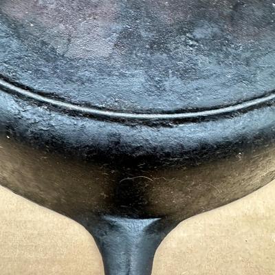 LARGE Antique Unmarked #12 Cast Iron Skillet