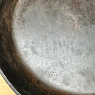 LARGE Antique Unmarked #12 Cast Iron Skillet