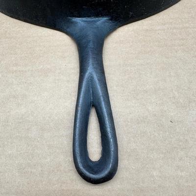 LARGE Antique Unmarked #12 Cast Iron Skillet