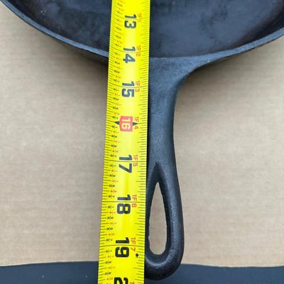 LARGE Antique Unmarked #12 Cast Iron Skillet