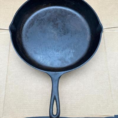 LARGE Antique Unmarked #12 Cast Iron Skillet
