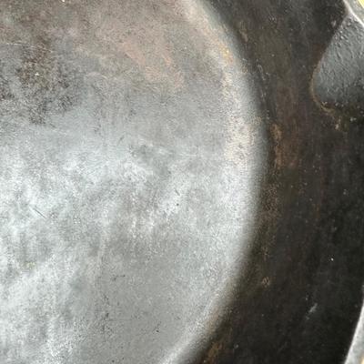 LARGE Antique Unmarked #12 Cast Iron Skillet
