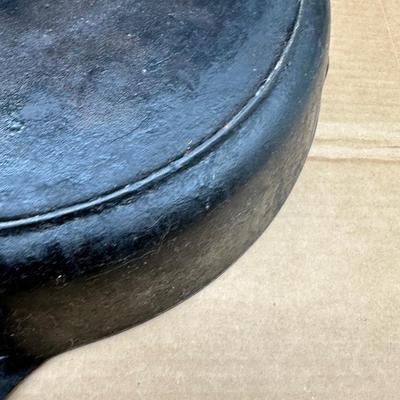 LARGE Antique Unmarked #12 Cast Iron Skillet