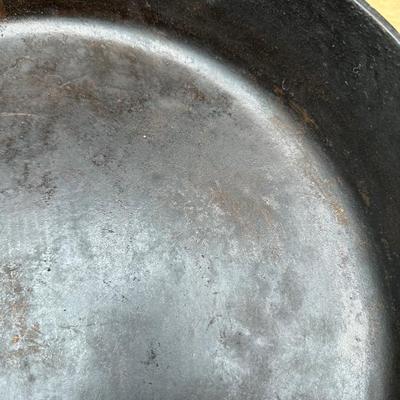 LARGE Antique Unmarked #12 Cast Iron Skillet